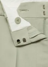 Pantalón de vestir color verde claro, de corte palazzo y tiro alto.