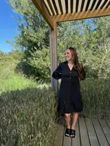 Vestido corto azul eléctrico de lino, con cuello mao, escote con botones de nácar y mangas 3/4 con volados.