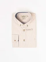 Camisa celeste con rayas verticales blancas, de manga larga y cuello abotonado.