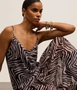 Vestido largo evasê de crepé con estampado de cebra, breteles finos y escote en V en la parte delantera y trasera.