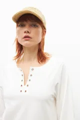 Remera color crudo con escote redondo y mangas 3/4 abullonadas.