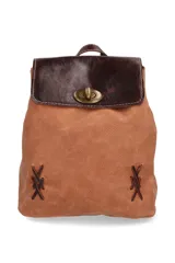 Mochila de cuero marrón con diseño espacioso, tres bolsillos y cierre frontal, ideal para el trabajo o viajes.