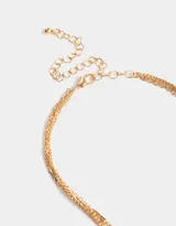 Collar corto dorado de triple cadena con cuentas de piedra natural de amatista y perla, y dije de corazón metálico.