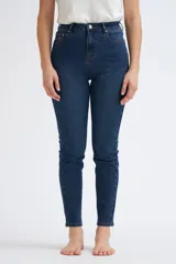 Pantalón de jean skinny de tiro alto, color azul medio, con suave elasticidad.