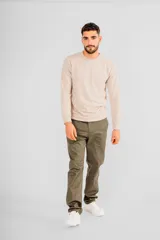 Pantalón chino azul marino de corte recto con bolsillos laterales y traseros.