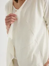 Saco abierto color blanco hueso, tejido de punto con textura combinada y mangas largas. Diseño liviano y de caída suave.