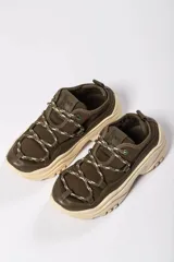 Zapatillas deportivas color verde militar con cordones gruesos y suela chunky color crema.