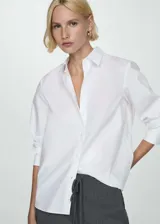 Camisa blanca de popelina de algodón y lyocell, de corte recto, manga larga con puños abotonados y cuello camisero.