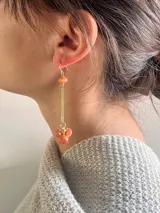 Aros colgantes con gancho dorado, cuentas de piedra sunstone color naranja y barra dorada.