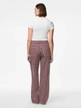 Pantalón de denim de algodón a rayas verticales color borgoña y blanco, con bolsillos cargo, delanteros y traseros, y pasadores para cinturón.