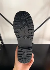 Botas cortas de cuero vegano color negro, con elástico lateral y suela track.