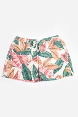Short de baño blanco con estampado de hojas en tonos naranja, verde y rosa. Cuenta con cintura elástica, cordón ajustable, bolsillos laterales, suspensor interno y logo estampado.