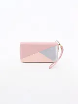 Billetera rectangular color rosa pálido con diseño geométrico en bloques de color: rosa oscuro, beige claro y plateado. Posee una correa de muñeca desmontable de color rosa pálido y herrajes dorados.