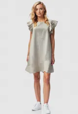 Vestido a la rodilla color gris claro, de viscosa, corte holgado, con cuello redondo y volados en las mangas.