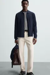 Camisa azul marino de punto con mezcla de lyocell, corte regular, cuello solapa y manga larga.