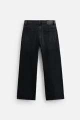 Pantalón de jean celeste con efecto lavado, corte flare fit y caída baggy desde la rodilla hasta el tobillo. Tiene cinco bolsillos y cierre frontal con botones.