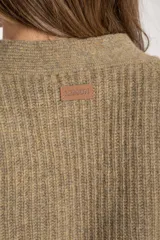 Cardigan de punto acanalado color tostado, con calce oversize, escote en V y cierre frontal con cuatro botones. Presenta manga larga con hombros caídos y está confeccionado en una mezcla de lana y nylon.