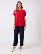 Blusa azul de crepe, marca Ninety Clothing, con cuello a la base y manga corta con presilla y botón.