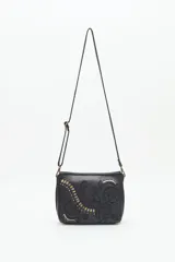 Cartera bandolera negra de cuero vacuno con bordado floral y tachas doradas y plateadas. Tiene correa regulable, cierre metálico superior, forro de algodón, división interna, bolsillo y tarjetero.