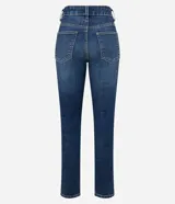 Pantalón de jean azul oscuro, modelo cropped recto, con cintura fija con trabillas, bolsillos y cierre delantero con botón y cremallera.