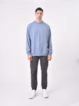 Canguro liso color verde claro, con capucha y bolsillo tipo canguro.