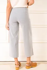 Pantalón ancho a rayas verticales celestes y blancas, de tiro medio y corte wide leg.