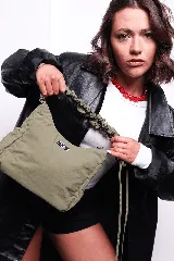 Bolso negro de nylon con textura sutil y manija fruncida.