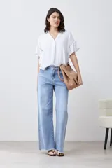 Blusa blanca con escote en V y mangas cortas con volados.