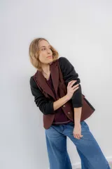 Blazer gris a cuadros con mangas largas negras.