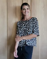 Remera de mangas cortas con estampado animal print de leopardo en tonos blanco, negro y marrón.