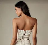 Top strapless negro de denim con tachas plateadas en el borde superior e inferior.