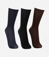 Kit de tres pares de medias de vestir lisas, confeccionadas en poliamida. Incluye un par color piel, un par negro y un par gris oscuro.