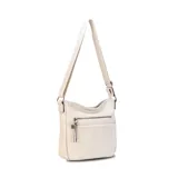 Bandolera color beige con correa larga regulable combinada a tono. Tiene dos bolsillos frontales con cierre, apertura superior con cierre, división interna, bolsillos internos y bolsillo trasero con cierre.