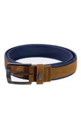 Cinturón marrón con interior azul, hebilla metálica color peltre y apliques de nobuck.