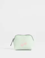 Monedero pequeño color verde agua, de cuerina, con cierre plateado y estampado de cerezas rosadas.
