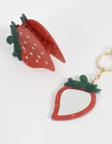 Set de accesorios para el pelo que incluye un broche de pelo con forma de fresa y un llavero con espejo con forma de fresa.