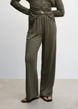 Pantalón wideleg largo color verde militar, confeccionado en 100% lino, con cintura elástica y diseño fluido.