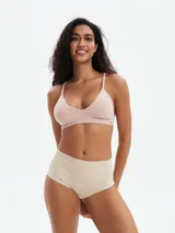 Bombacha de compresión tiro alto, color beige, sin costuras visibles.
