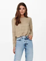 Sweater color beige de tejido acanalado, con cuello redondo y manga larga.