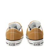 Championes Converse Chuck Taylor Puff color marrón, con cordones negros y suela blanca con línea negra.