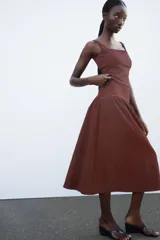 Top marrón con textura, escote cuadrado y tirantes anchos.