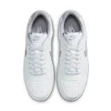 Championes urbanos Nike Big Bajo, color blanco con detalles en gris.