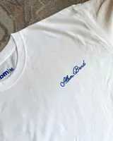 Remera boxy fit blanca con estampado grande en la espalda y pequeño detalle frontal.