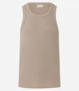 Musculosa de hombre color beige, de corte regular, confeccionada en tejido flamê texturizado.