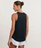 Musculosa deportiva negra de microfibra, con cuello redondo y breteles anchos. Presenta un ruedo redondeado y un pequeño logo en la parte inferior.