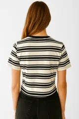 Remera de algodón a rayas horizontales en tonos beige y marrón, de corte holgado y cuello redondo.