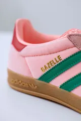 Championes Adidas Gazelle Indoor color rosa con detalles en verde y rojo.