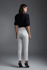 Pantalón de jean negro de corte recto, con bolsillos delanteros y traseros, y detalle de pespuntes en contraste.