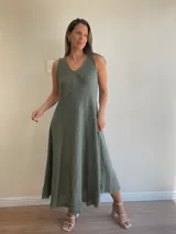 Vestido largo confeccionado en 100% lino, de diseño sin mangas con escote en V y detalles desflecados en sisas y ruedo. Presenta un corte holgado y fluido ideal para el verano.