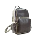 Mochila combinada color verde militar y cuero sintético color mostaza, con doble bolsillo frontal, asa de mano y correas regulables.